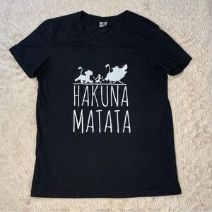 Hakuna Matata shirt Women’s Medium Y Brand Black White Scooped Edge